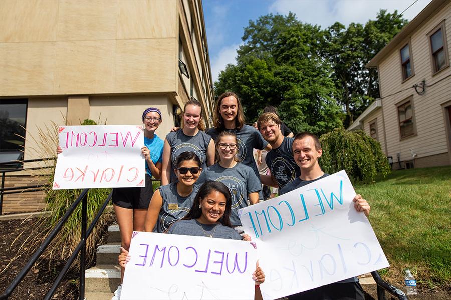 Students welcome new freshmen on move-in day